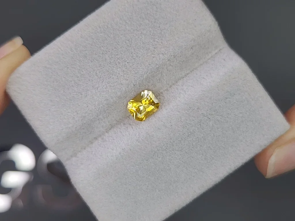 Vivid yellow sapphire 0.83 ct radiant cut, Sri Lanka Image №4