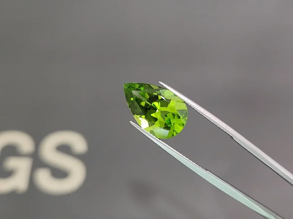 Green peridot pear cut 8.16 carats, Pakistan Image №3