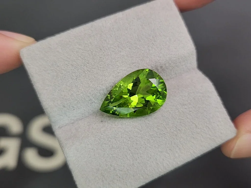 Green peridot pear cut 8.16 carats, Pakistan Image №4