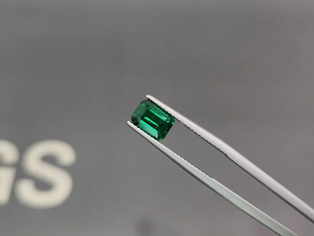 Emerald Vivid Green octagon cut 1.86 carats, Pakistan Image №3