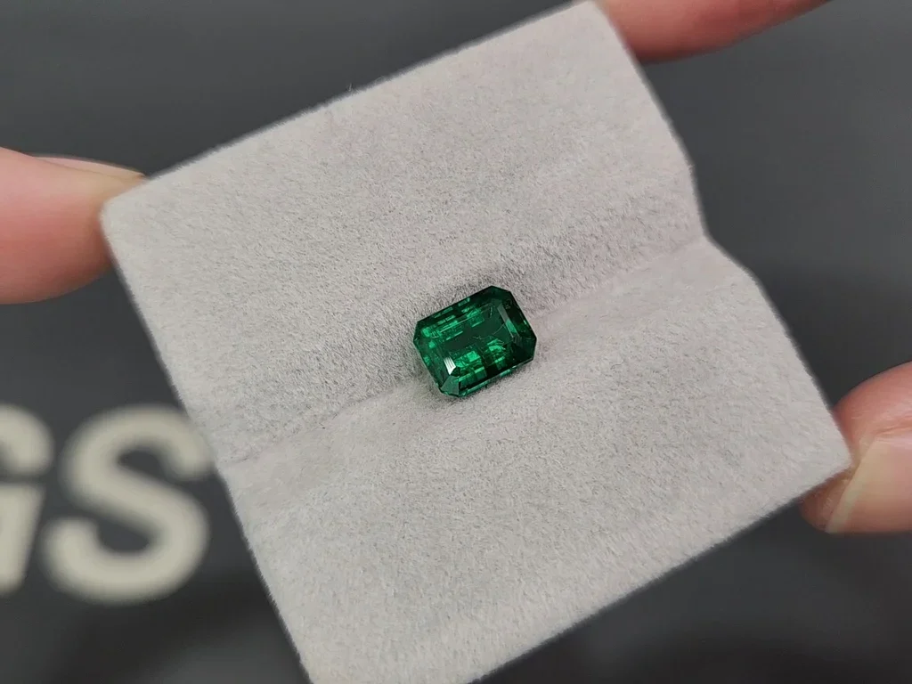 Emerald Vivid Green octagon cut 1.86 carats, Pakistan Image №4