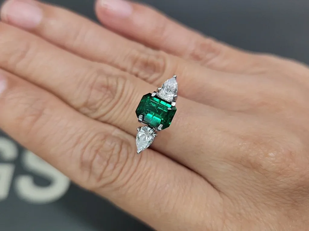 Emerald Vivid Green octagon cut 1.86 carats, Pakistan Image №5