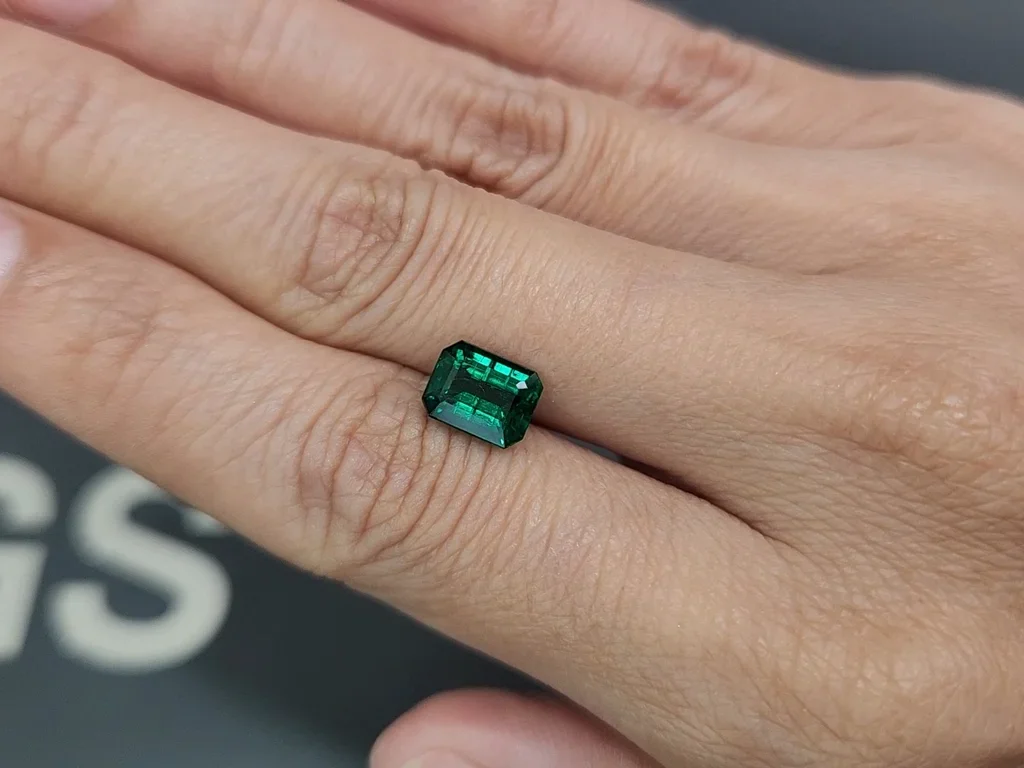 Emerald Vivid Green octagon cut 1.86 carats, Pakistan Image №2