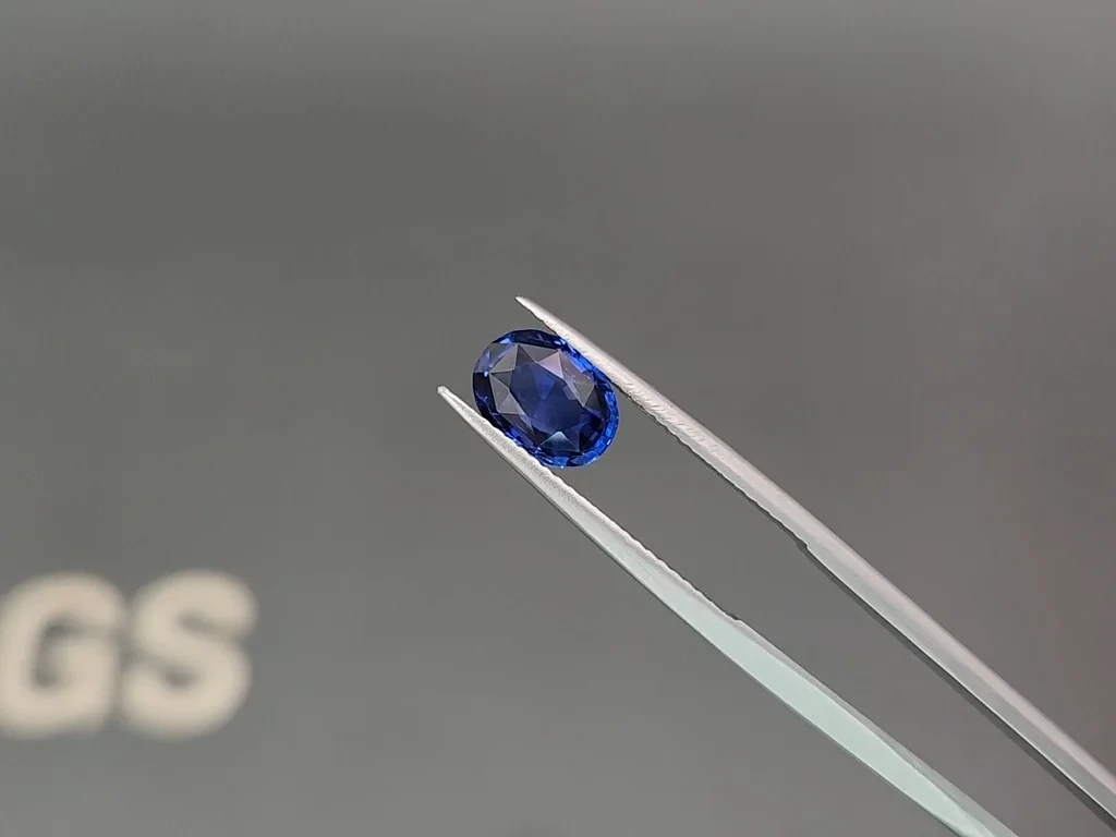 Sapphire Royal Blue oval cut 2.02 carats, Sri Lanka  Image №3