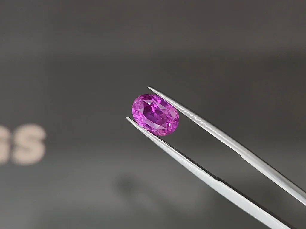 Sapphire Hot Pink oval cut 3.33 carats, Sri Lanka Image №3