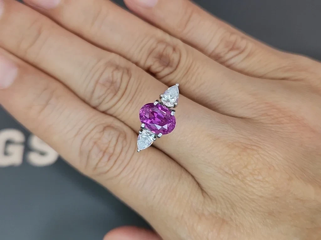 Sapphire Hot Pink oval cut 3.33 carats, Sri Lanka Image №5