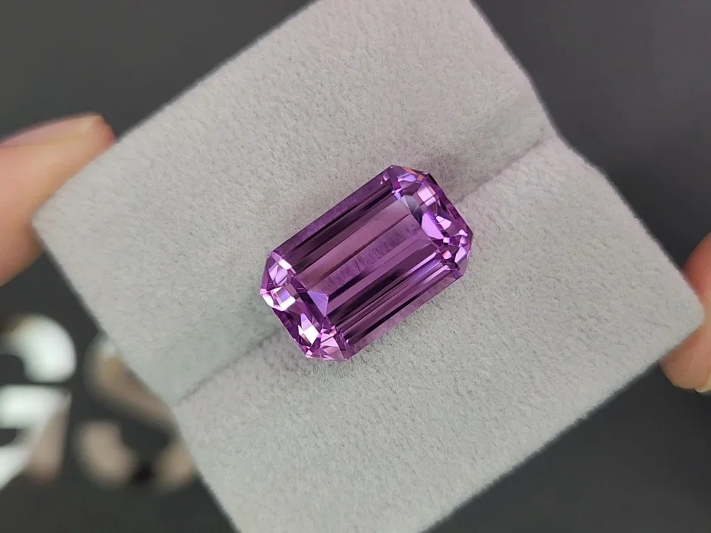 Octagon cut vivid pink kunzite 15.01 carats, Afghanistan  Image №4