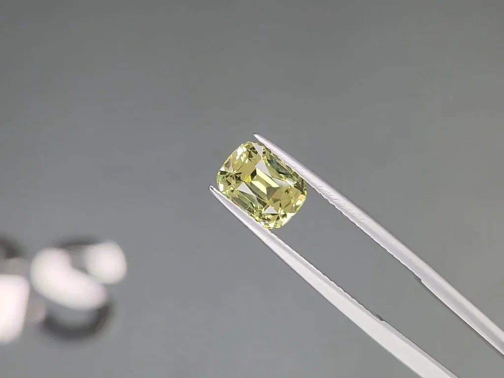 Yellow chrysoberyl cushion cut 2.56 carats, Sri Lanka  Image №3