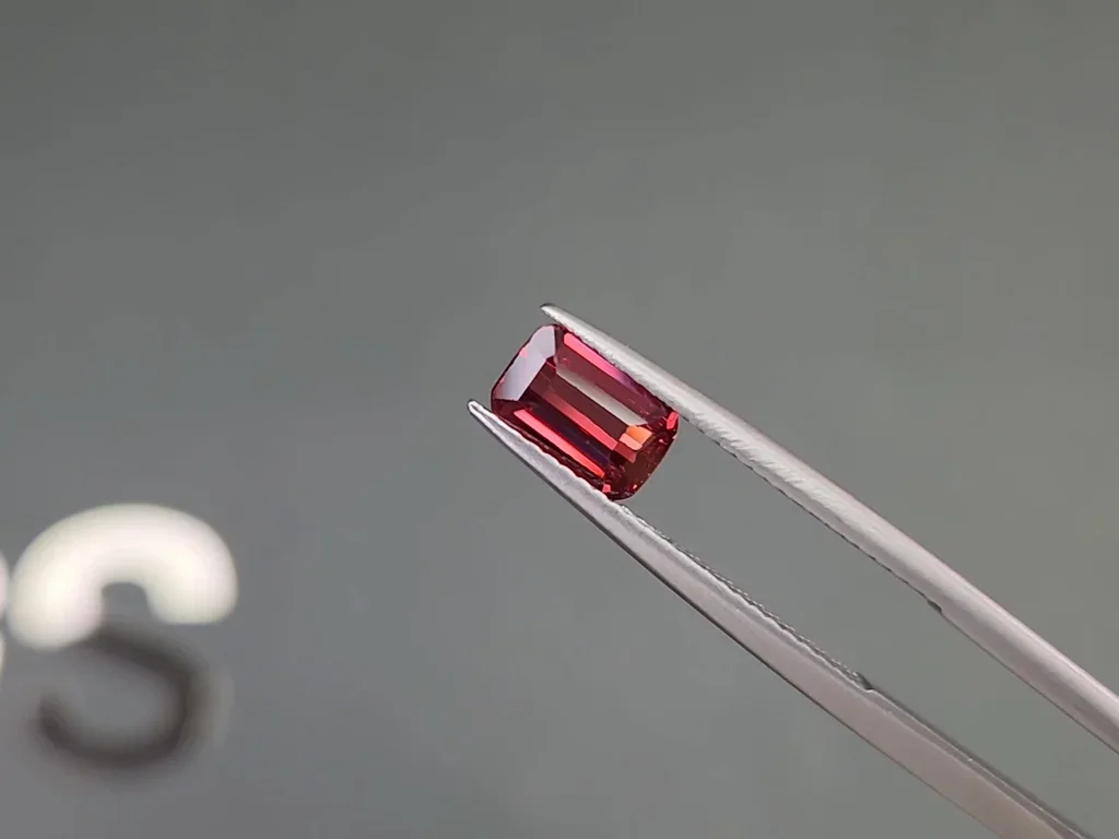 Intense red spinel in cushion cut 1.40 carats, Vietnam  Image №3