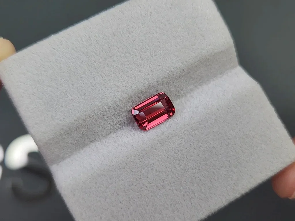 Intense red spinel in cushion cut 1.40 carats, Vietnam  Image №4