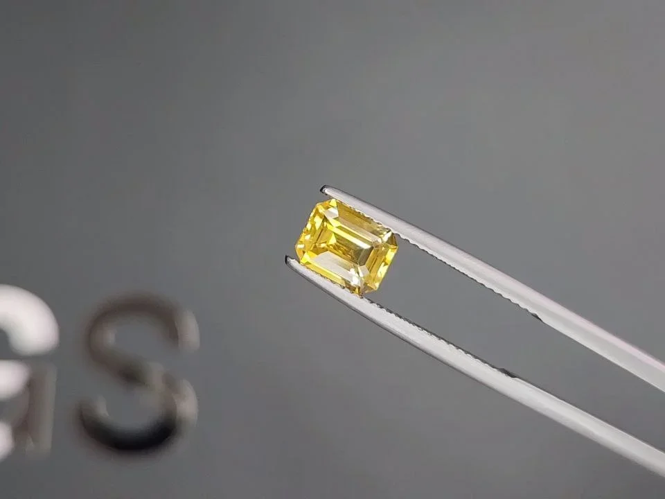 Vivid yellow sapphire in octagon cut 1.90 carats, Sri Lanka Image №3