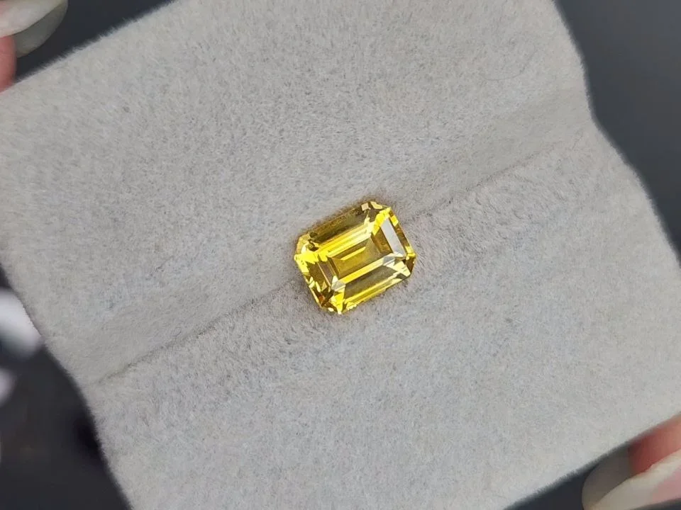 Vivid yellow sapphire in octagon cut 1.90 carats, Sri Lanka Image №4