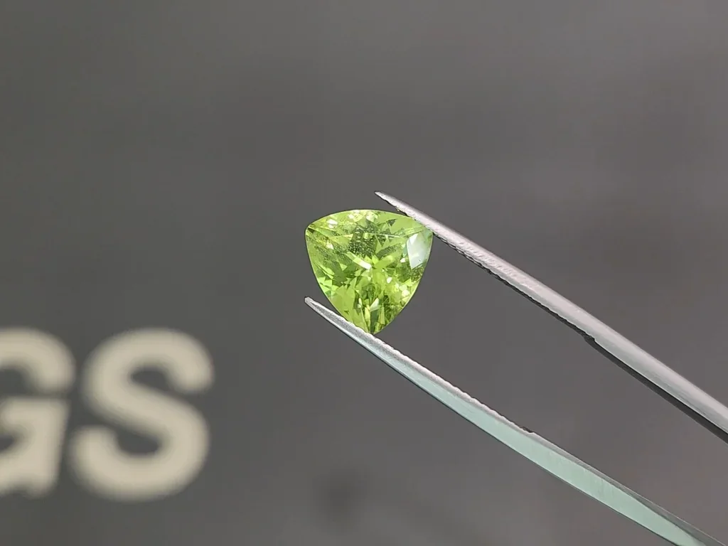Green peridot trillion cut 3.94 carats, Pakistan Image №3