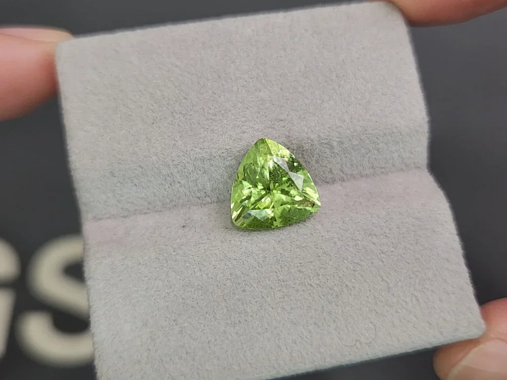 Green peridot trillion cut 3.94 carats, Pakistan Image №4