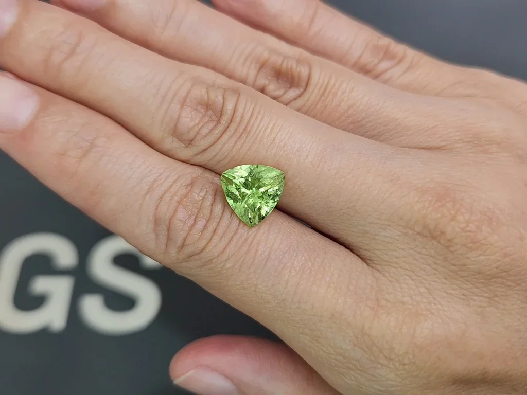 Green peridot trillion cut 3.94 carats, Pakistan Image №2