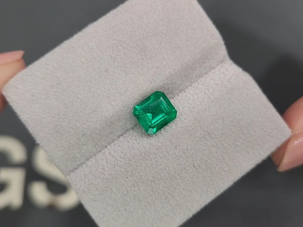 Emerald 1.40 ct, Colombia, Muzo Green Image №4