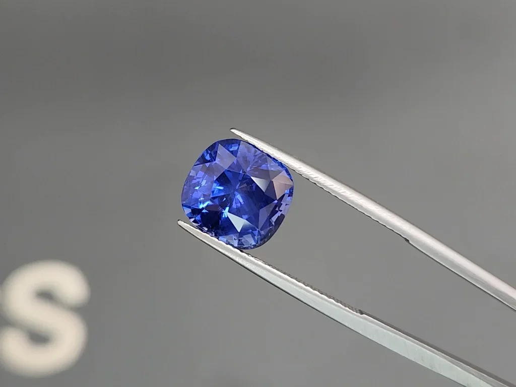 Unheated intense cornflower blue sapphire in cushion cut 8.03 carats Image №3