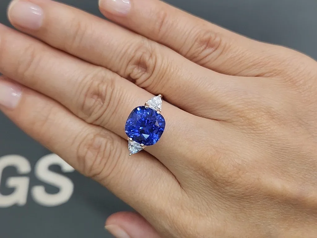Unheated intense cornflower blue sapphire in cushion cut 8.03 carats Image №5