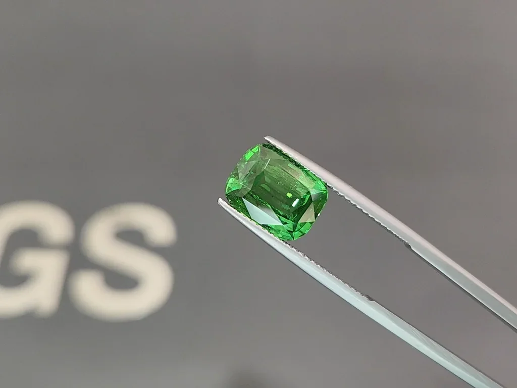 Tsavorite Vivid Green cushion cut 5.14 carats, Tanzania  Image №3
