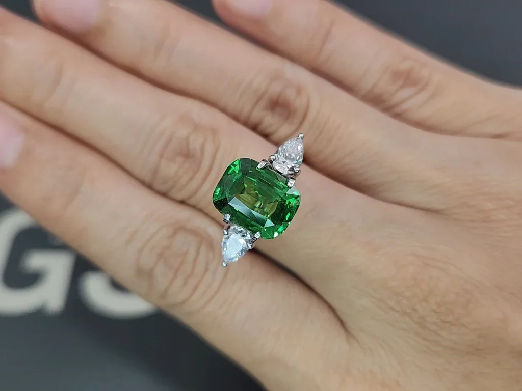 Tsavorite Vivid Green cushion cut 5.14 carats, Tanzania  Image №5