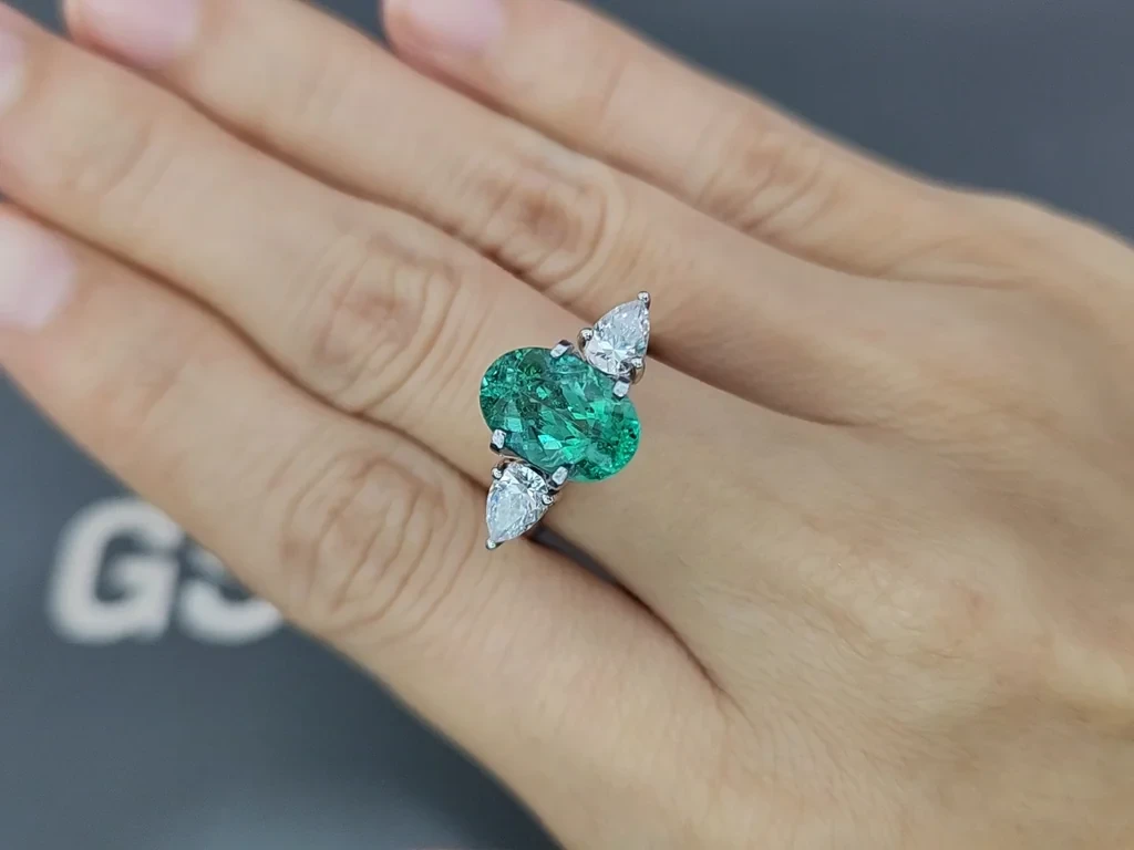 Neon green Paraiba oval cut  2.04 carats, Mozambique Image №5