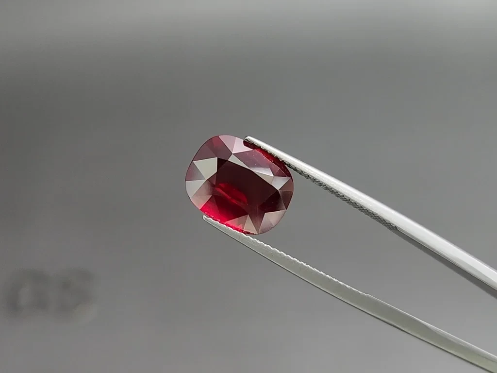 Unheated ruby Pigeon blood cushion cut  6.33 carats, Mozambique Image №3