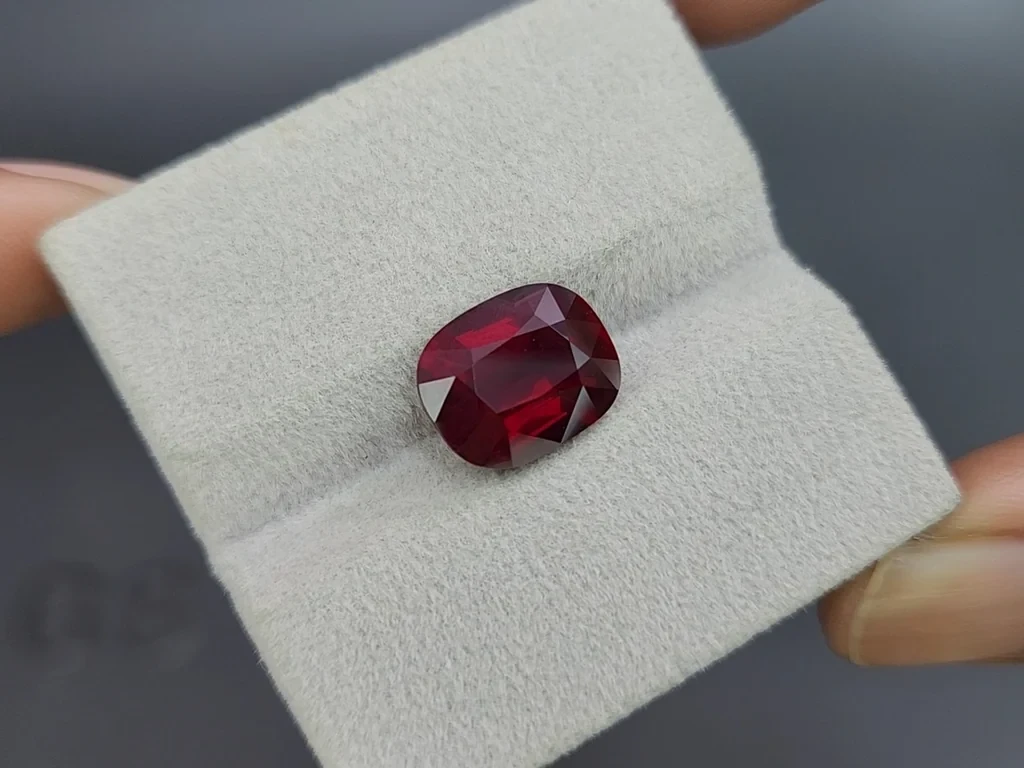 Unheated ruby Pigeon blood cushion cut  6.33 carats, Mozambique Image №4