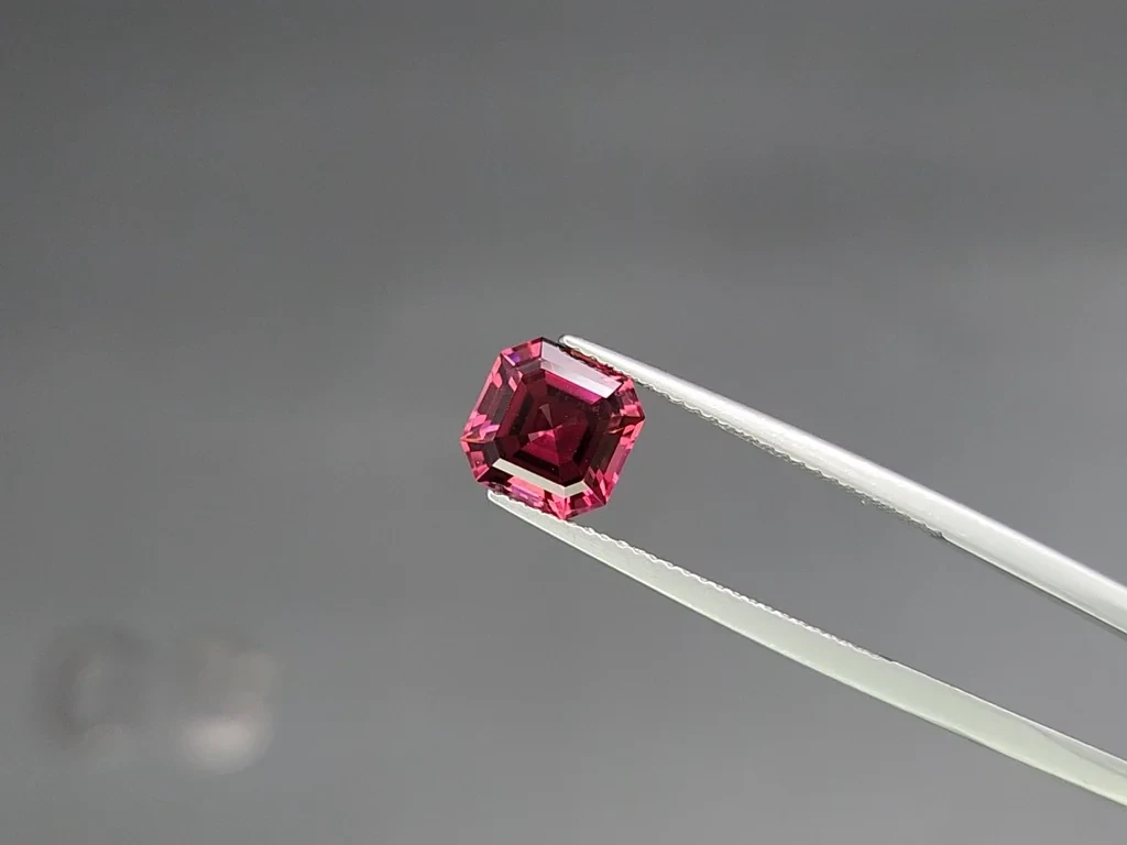 Rhodolite garnet  radiant edging 2.51 carats, Madagascar Image №3