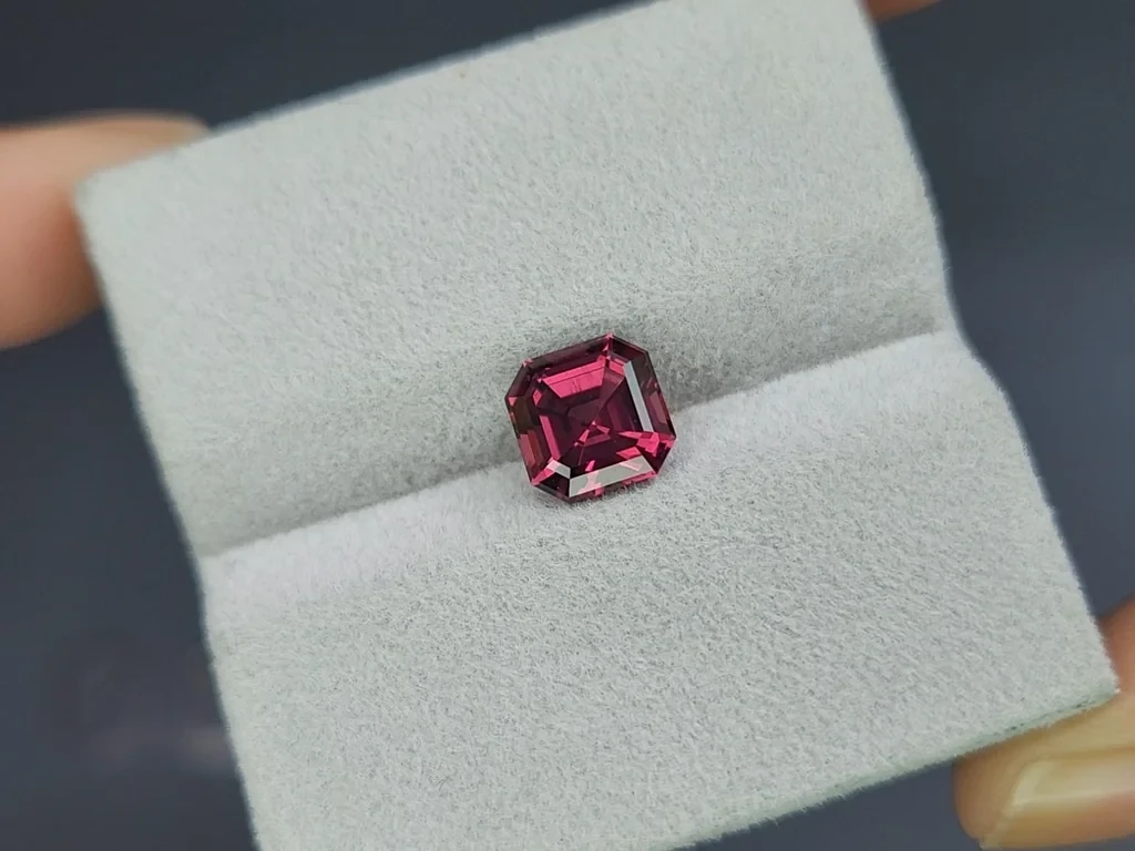 Rhodolite garnet  radiant edging 2.51 carats, Madagascar Image №4