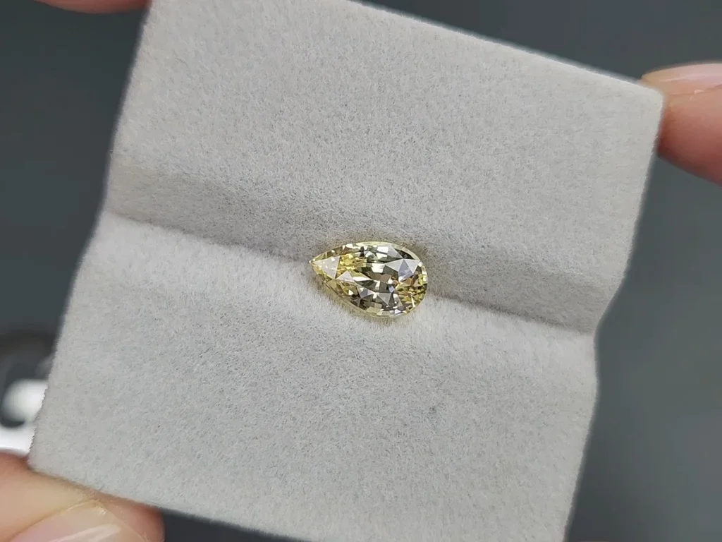 Unheated pastel yellow sapphire in pear cut 2.00 carats, Sri Lanka Image №4