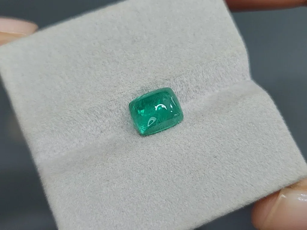 Emerald cabochon cut 2.01 carats, Russia Image №4