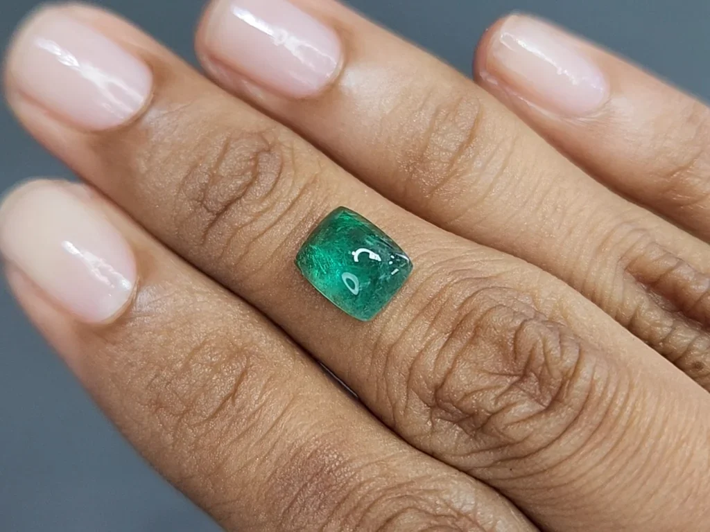 Emerald cabochon cut 2.01 carats, Russia Image №2