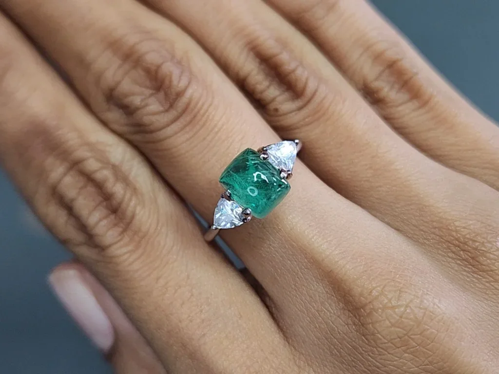 Emerald cabochon cut 2.01 carats, Russia Image №5