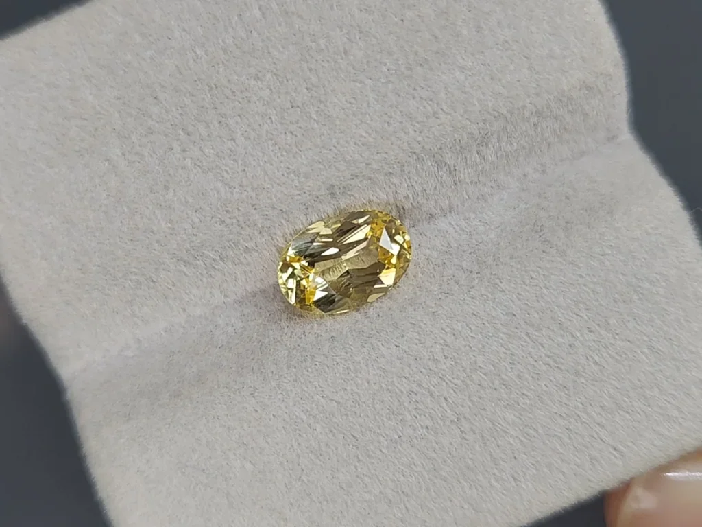 Sapphire Pastel Yellow oval cut 1.80 carats, Sri Lanka Image №4