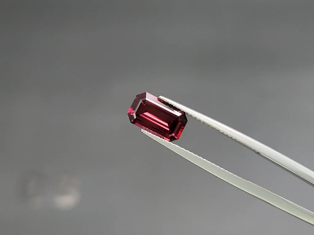 Rhodolite garnet octagon cut 2.32 carats, Madagascar Image №3