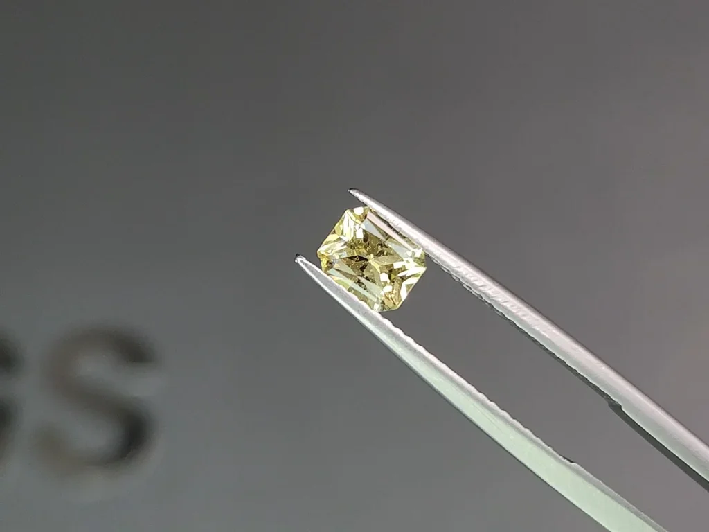 Pastel yellow sapphire in radiant cut 0.86 carats, Madagascar Image №3