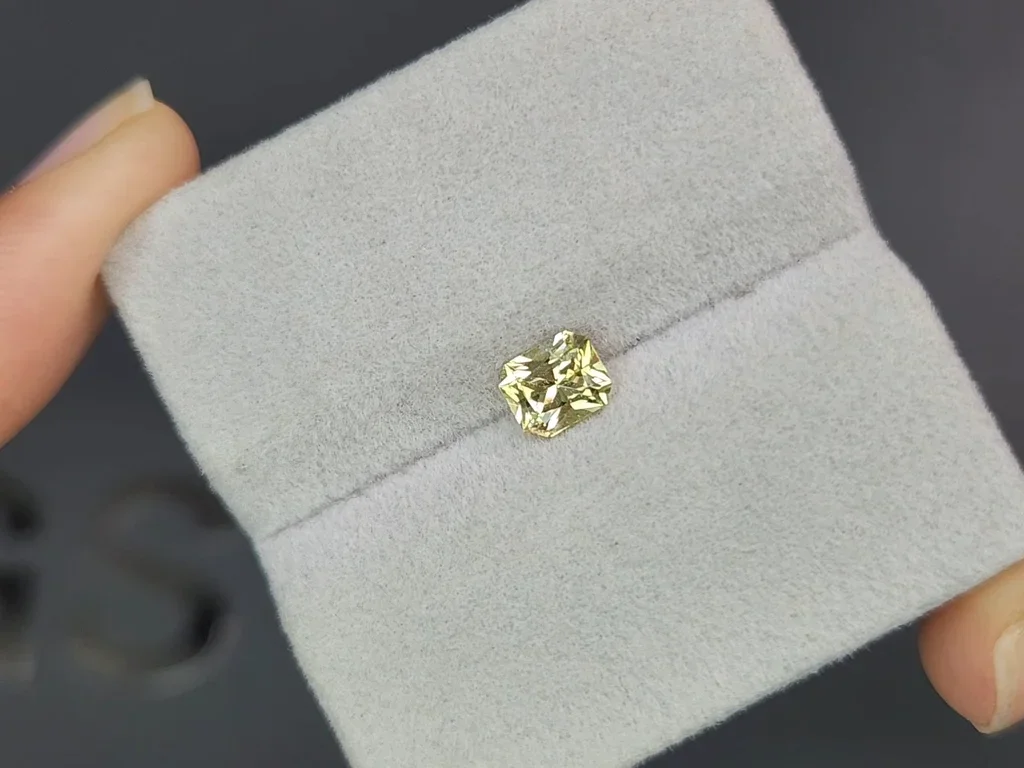 Pastel yellow sapphire in radiant cut 0.86 carats, Madagascar Image №4