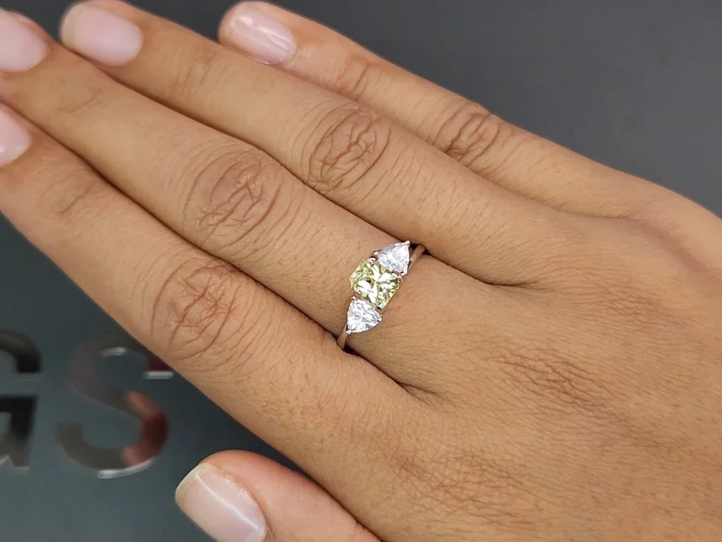 Pastel yellow sapphire in radiant cut 0.86 carats, Madagascar Image №5