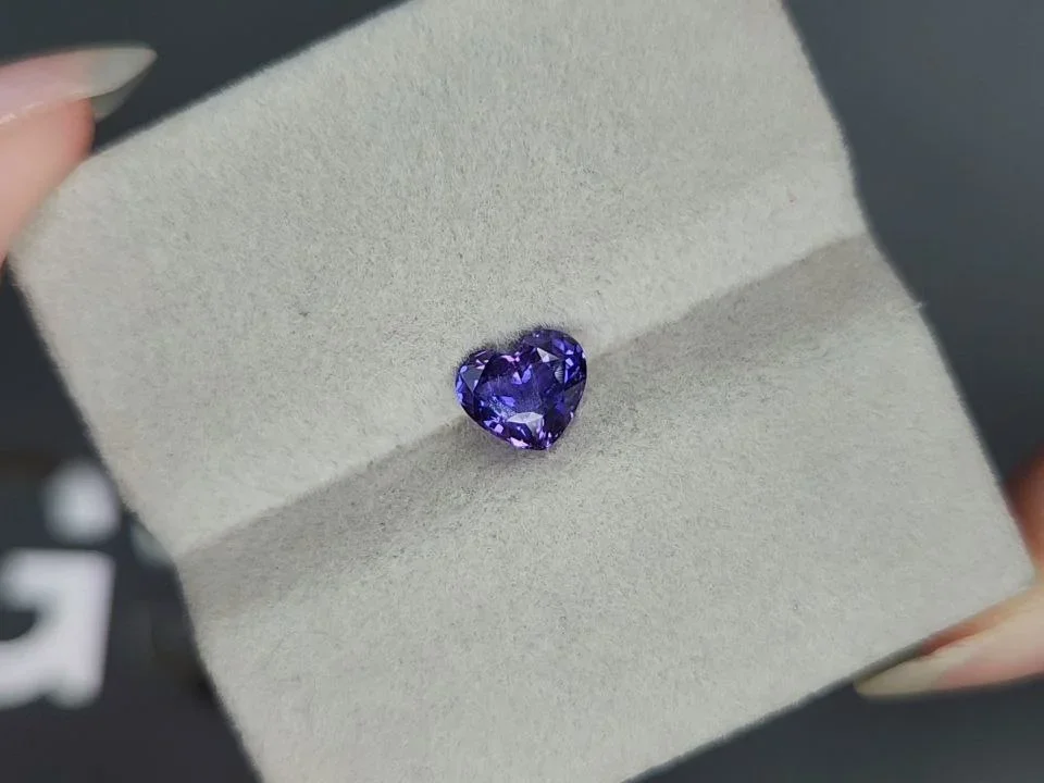 Violet sapphire with rutile silk effect in heart shape 1.33 carats, Sri Lanka Image №4