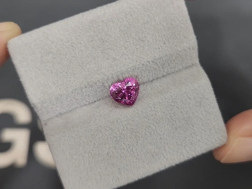 Unheated pink sapphire in heart shape 1.65 carats, Sri Lanka  Image №4