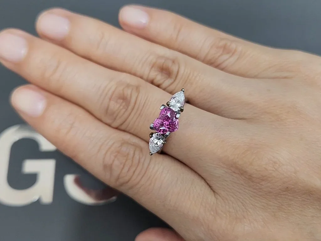 Unheated pink sapphire in heart shape 1.65 carats, Sri Lanka  Image №5