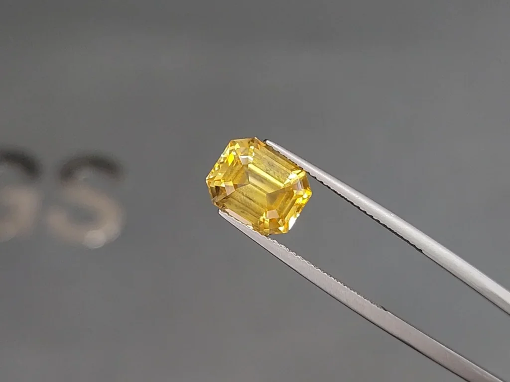 Unheated Vivid Yellow sapphire octagon cut 5.49 carats, Sri Lanka Image №3
