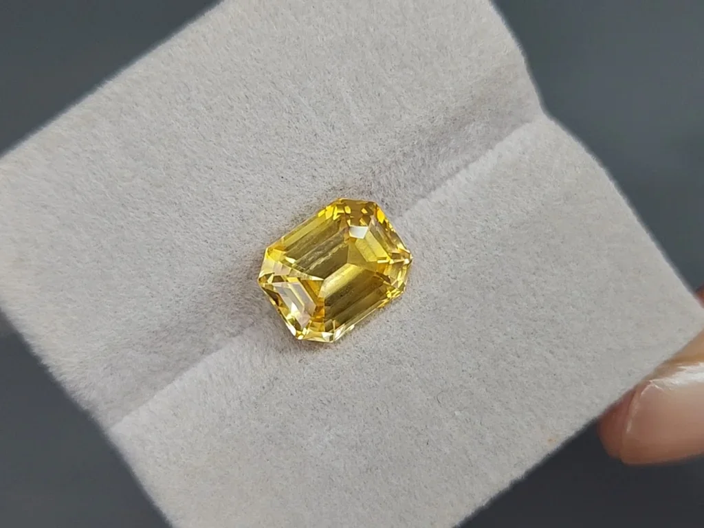 Unheated Vivid Yellow sapphire octagon cut 5.49 carats, Sri Lanka Image №4