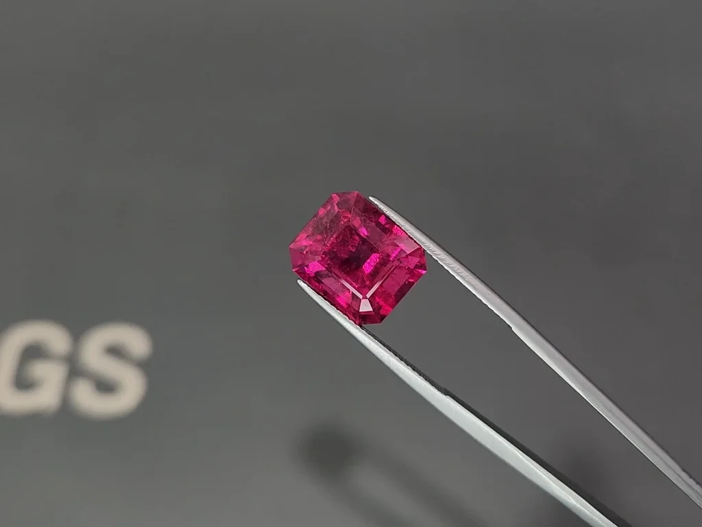 Vivid pink tourmaline in octagon cut 11.05 carats, Nigeria Image №3