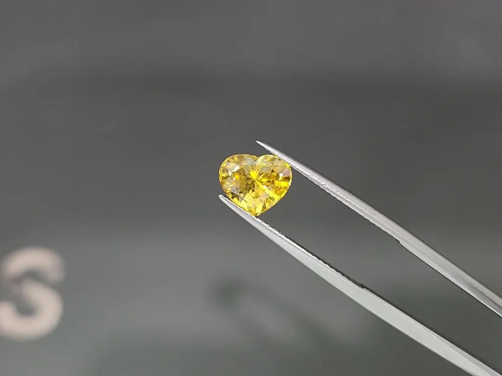 Sapphire Vivid Yellow heart shape 2.56 carats, Sri Lanka Image №3