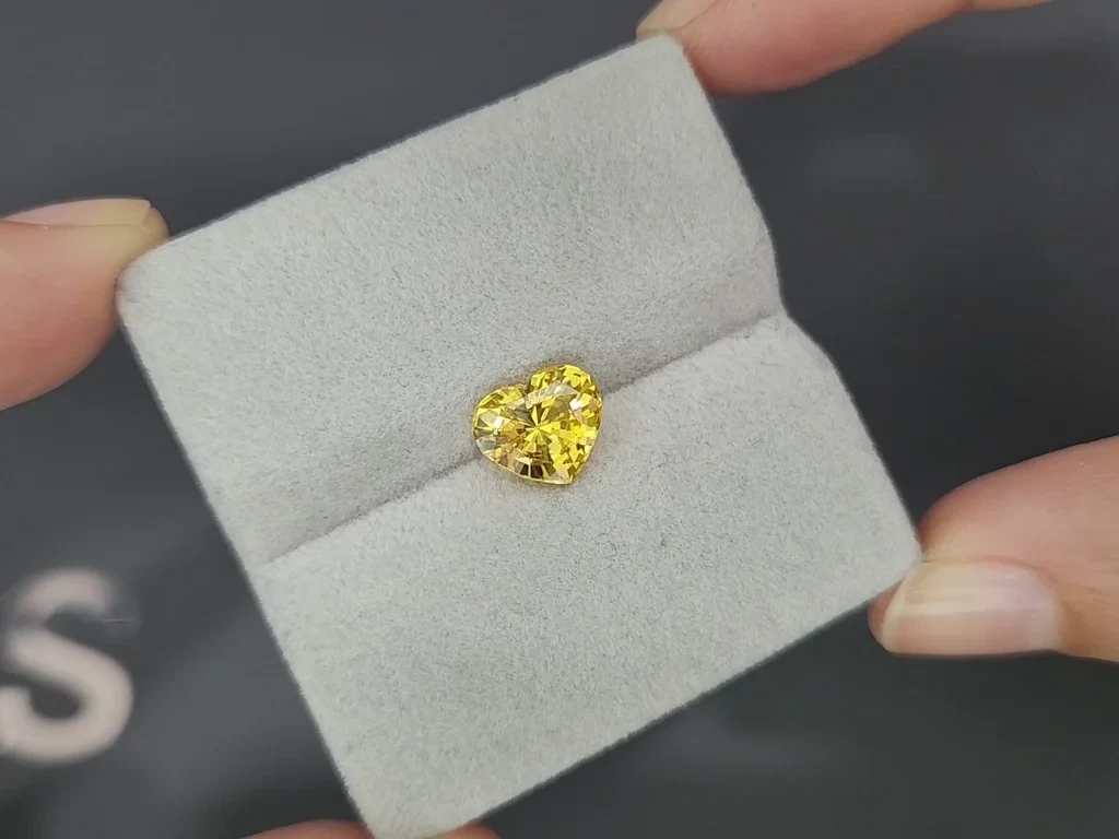 Sapphire Vivid Yellow heart shape 2.56 carats, Sri Lanka Image №4