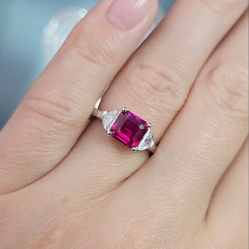 Ring with 2.02 carat pigeon's blood ruby and diamonds in 18K white gold Image №3