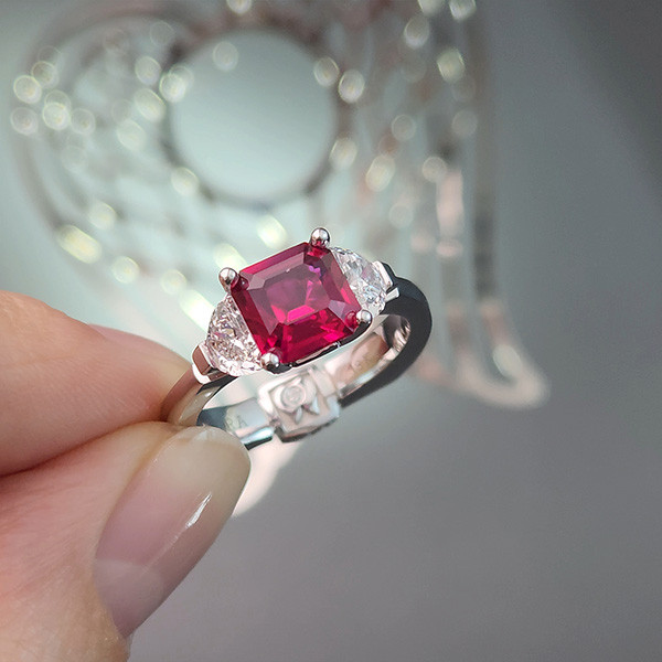Ring with 2.02 carat pigeon's blood ruby and diamonds in 18K white gold Image №2