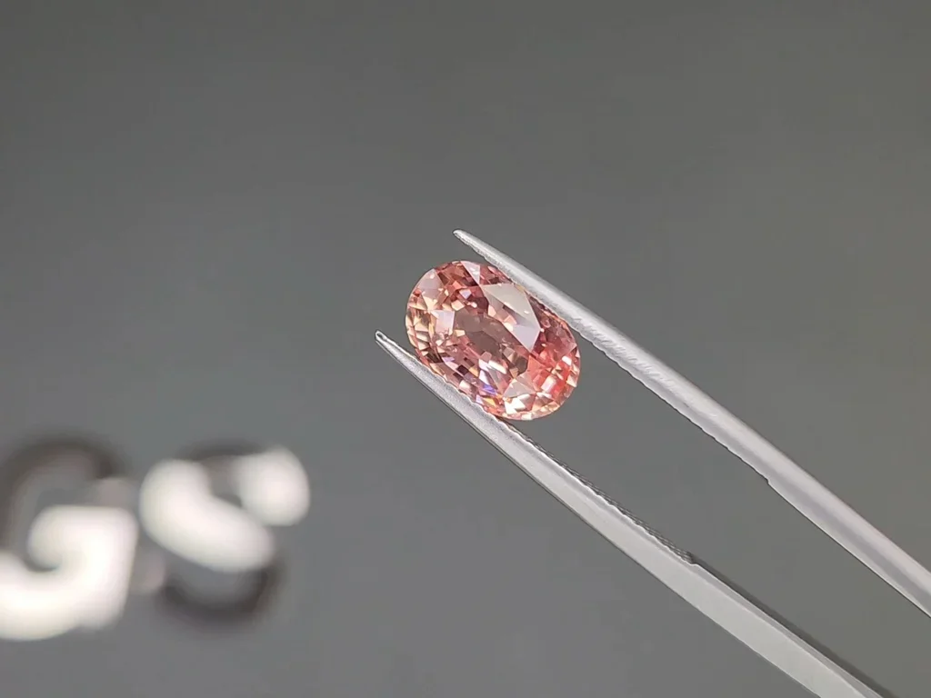 Unheated Padparadscha sapphire with Sunset hue in oval cut  3.08 carats, Sri Lanka, SSEF Image №3
