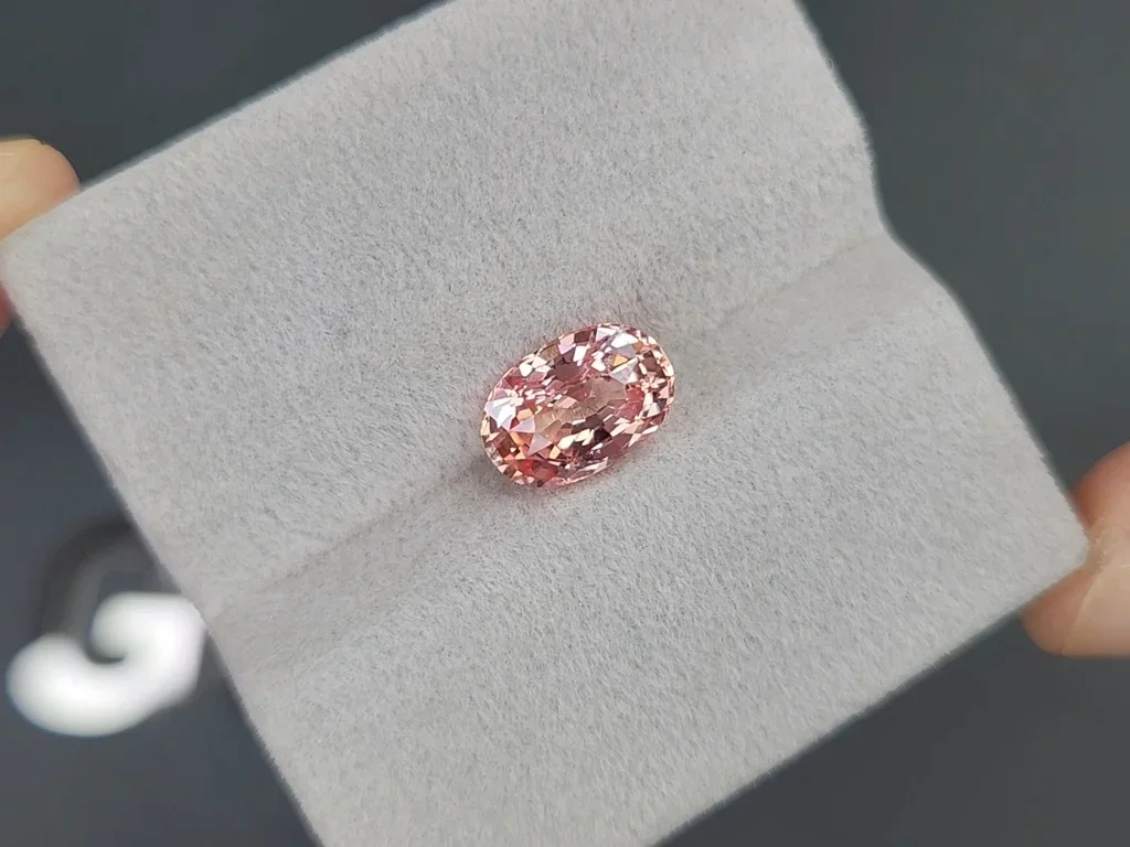 Unheated Padparadscha sapphire with Sunset hue in oval cut  3.08 carats, Sri Lanka, SSEF Image №4